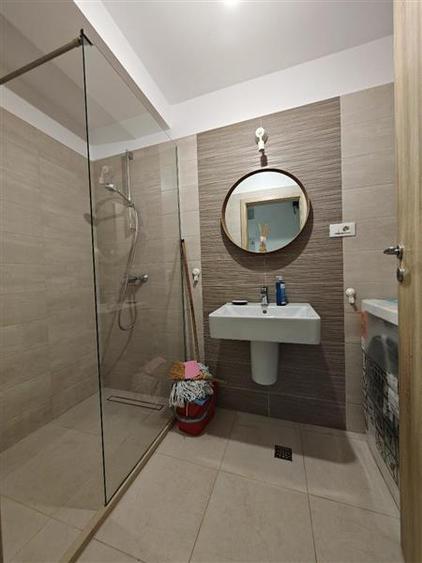 Apartament cu 3 camere decomandat, mobilat în Tractorul