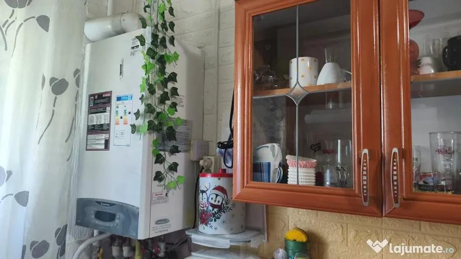Apartament cu 3 camere semidecomandat în Gojdu