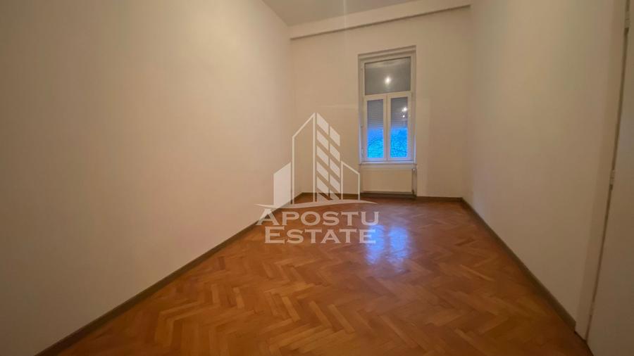 Apartament cu 4 camere decomandat în Central