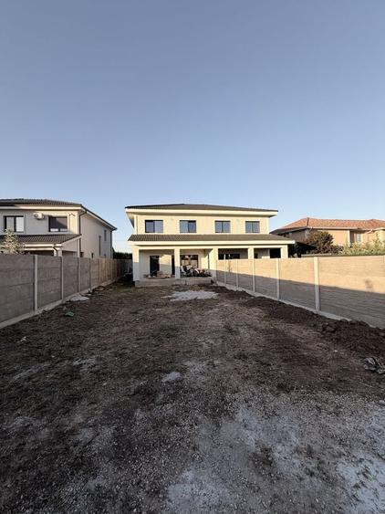 Casă cu 4 camere în Dumbrăvița