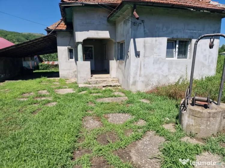 Casă cu 4 camere cu Teren 400 Mp în Călinești