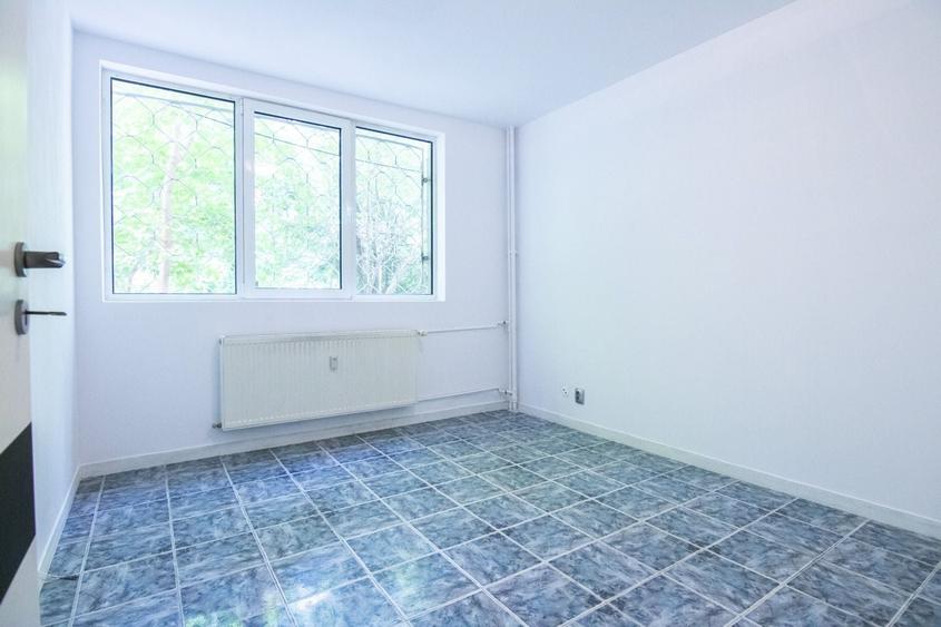 Apartament cu 4 camere decomandat în Drumul Taberei