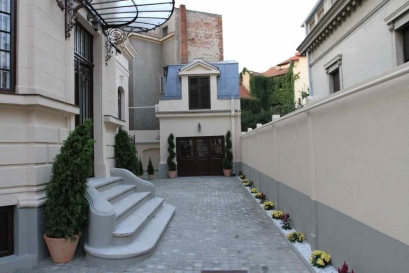 Casă individuală cu 10 camere cu Garaj în P-ța Victoriei