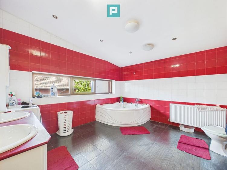 Casă individuală cu 8 camere cu Canalizare în Mehala