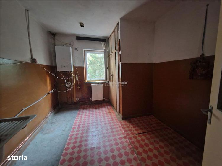 Apartament cu 4 camere decomandat în Rovine