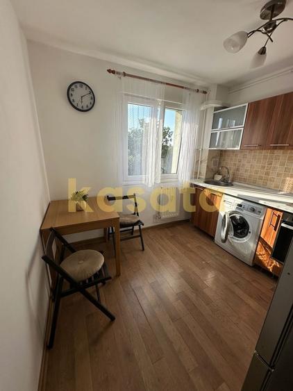 Apartament cu 3 camere semidecomandat, mobilat în Apusului
