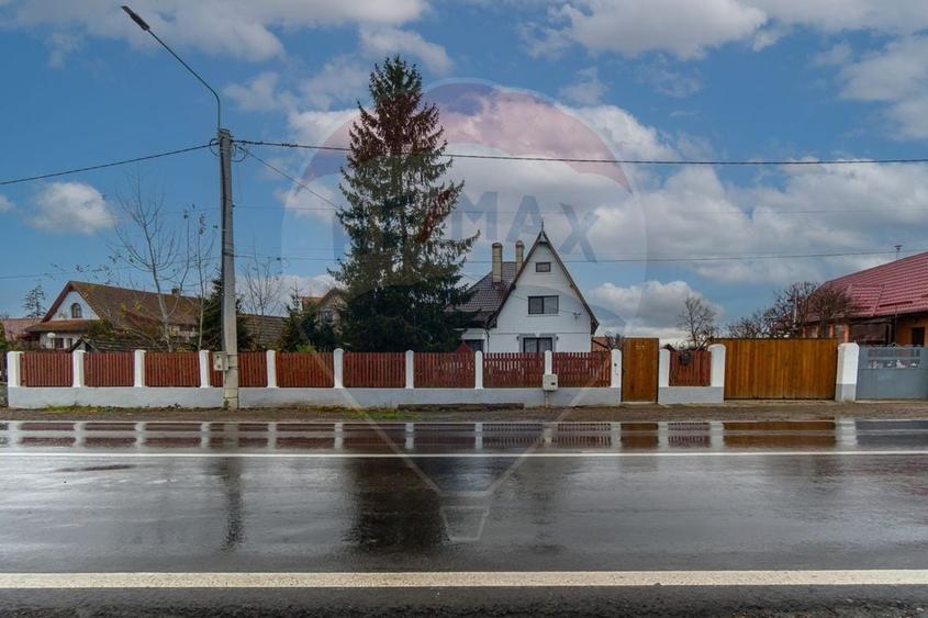 Casă individuală cu 8 camere cu Teren 7150 Mp în Ozun