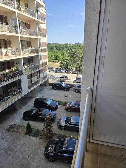Apartament cu 3 camere semidecomandat în Băneasa