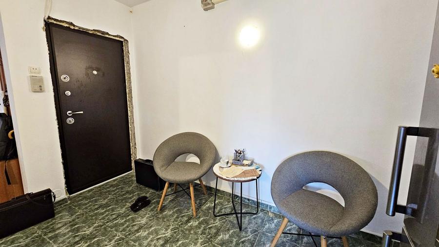 Apartament cu 3 camere decomandat în Tractorul