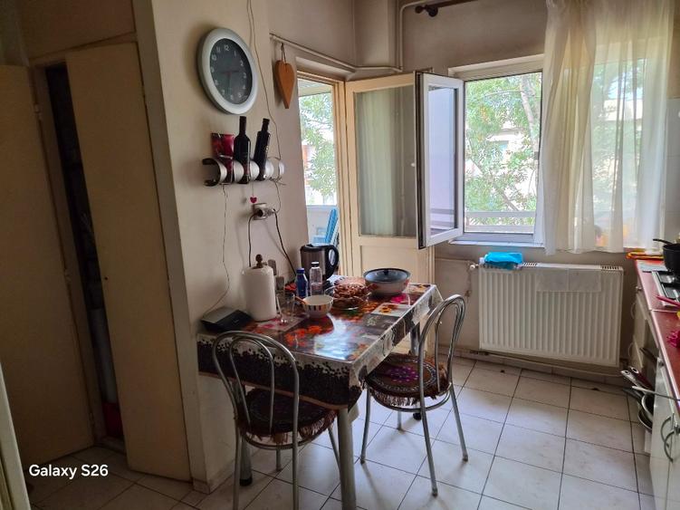 Apartament cu 3 camere decomandat în Drumul Sării