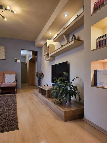 Apartament cu 3 camere semidecomandat, mobilat în Central