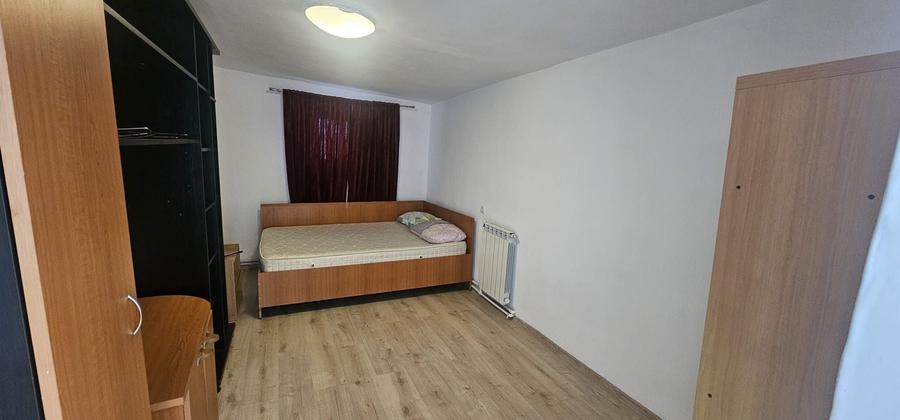 Inchiriez apartament la curte - 3