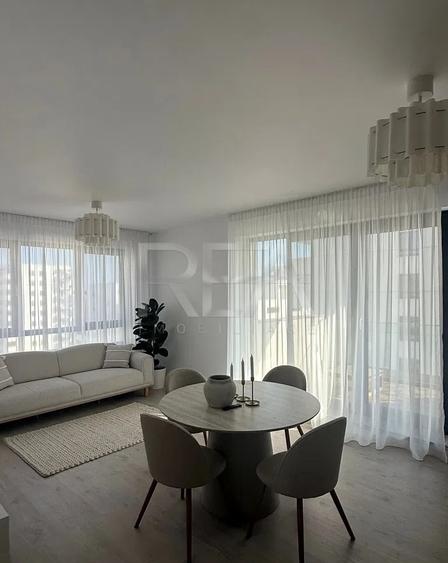 Apartament cu 3 camere semidecomandat, mobilat în Băneasa