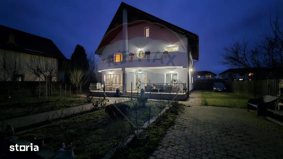Casă cu 6 camere cu Teren 1075 Mp în Cristian