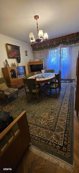 Apartament cu 4 camere semidecomandat în Podu Roș