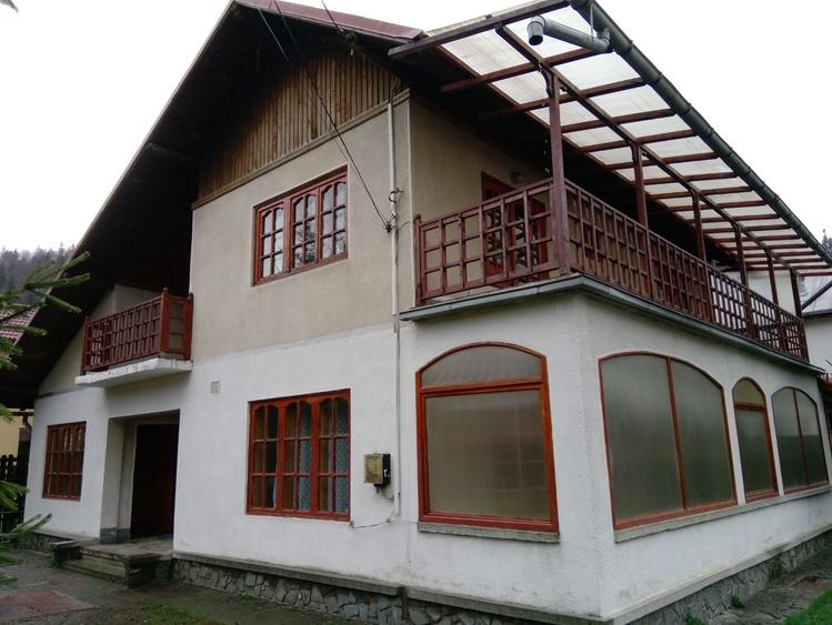 Casă individuală cu 6 camere cu Teren 446.73999023438 Mp în Bușteni