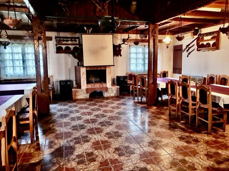 Casă cu 4 camere cu Teren 4500 Mp în Poieni