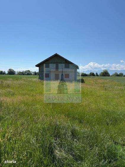Casă cu 4 camere cu Teren 1435 Mp în Hălchiu