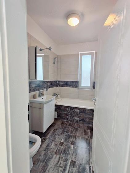 Apartament cu 3 camere semidecomandat în Giroc