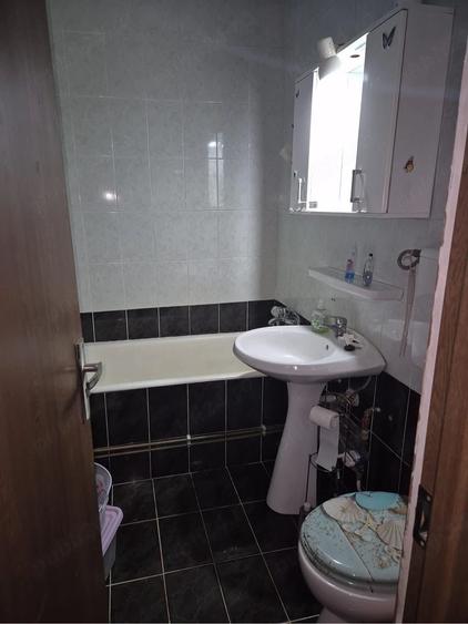 Apartament cu 3 camere semidecomandat în Titan