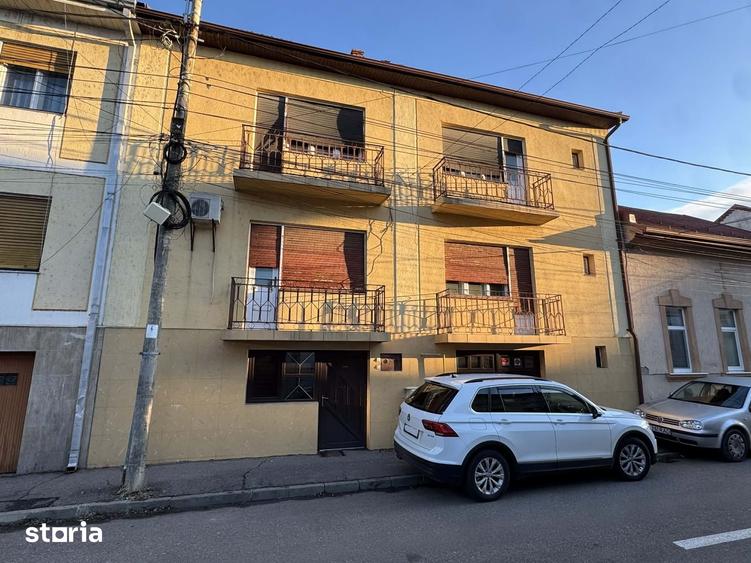Casă cu 9 camere decomandat cu Teren 101 Mp în Central