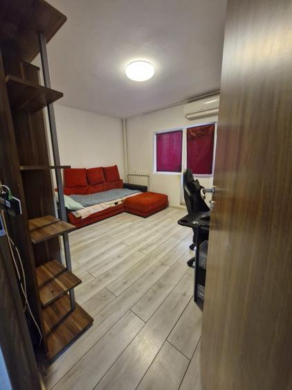 Apartament cu 3 camere decomandat în Vitan