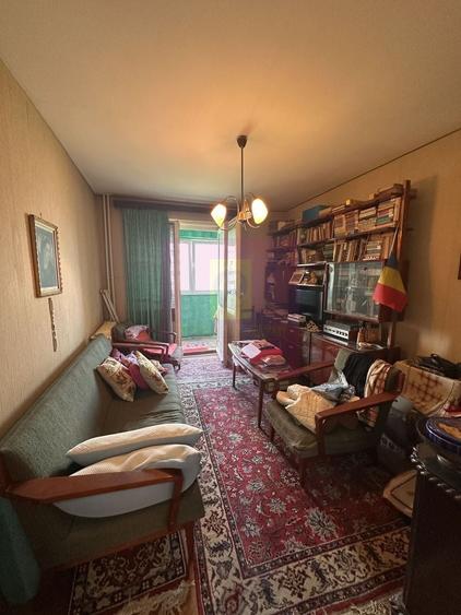 Apartament cu 3 camere semidecomandat în Uverturii