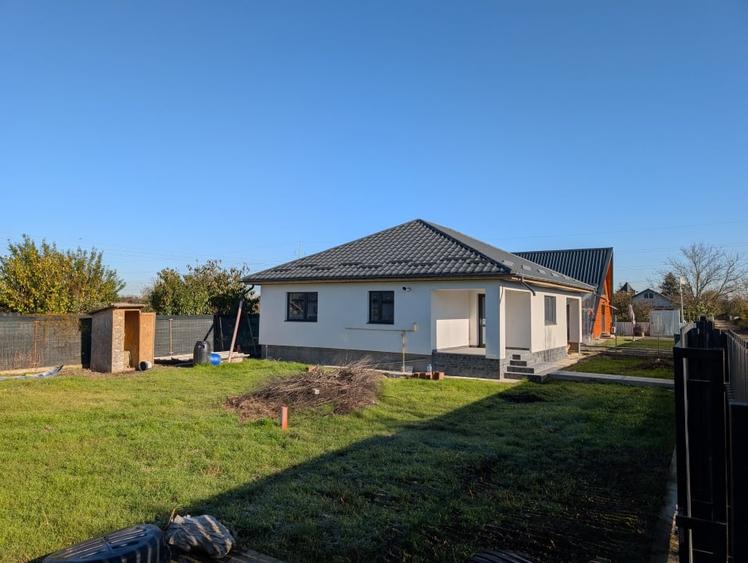 Casă individuală cu 3 camere cu Canalizare în Calea Moldovei