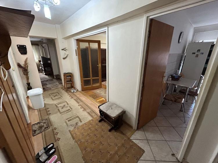 Apartament cu 3 camere decomandat în Central