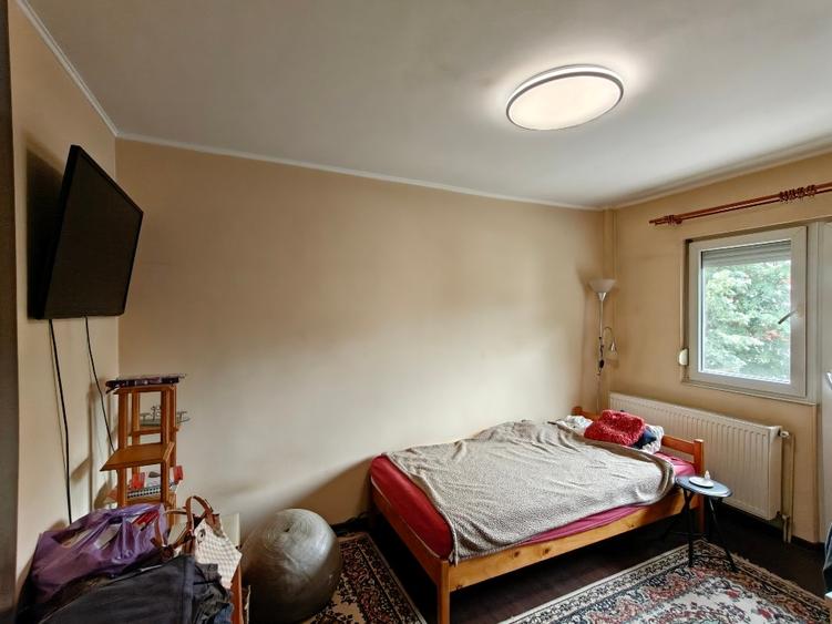 Apartament cu 3 camere semidecomandat, mobilat în Micro 16