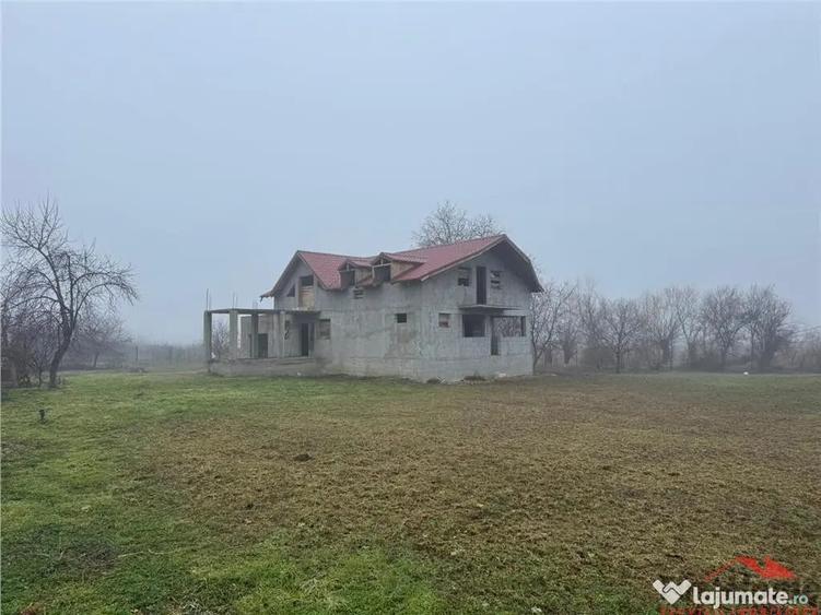 Casă cu 4 camere cu Teren 2000 Mp în Rădulești