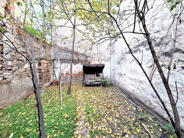 Casă cu Teren 50 Mp în Central