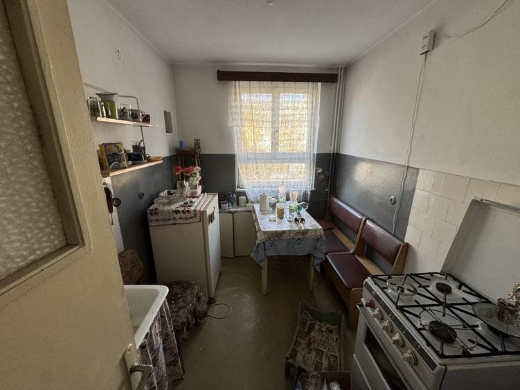 Apartament cu 2 camere semidecomandat în Craiovei