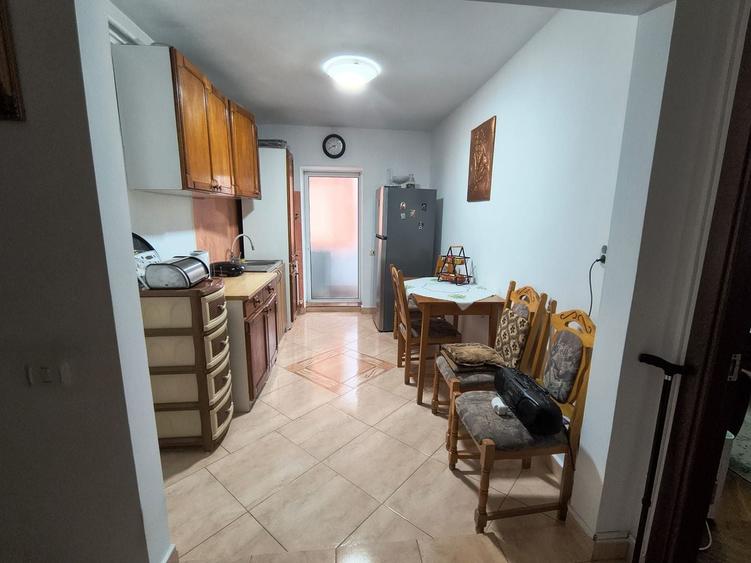 Apartament cu 3 camere decomandat în Delfinariu