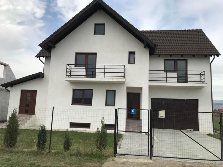 Casă individuală cu 4 camere cu Canalizare în Partoș