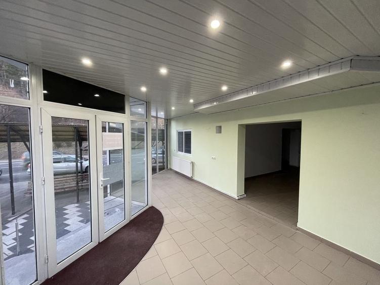 Spațiu comercial, de 85 mp, în Coman