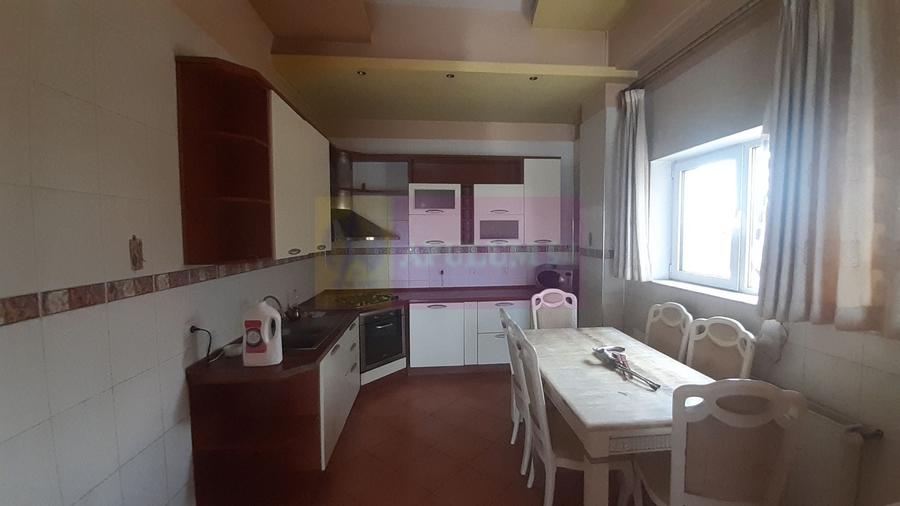 Casă individuală cu 7 camere cu Canalizare în Central