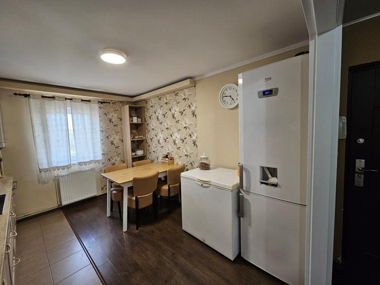 Apartament cu 3 camere decomandat, mobilat în Lipovei