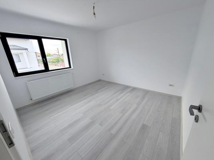 Duplex cu 7 camere cu Canalizare în Sud