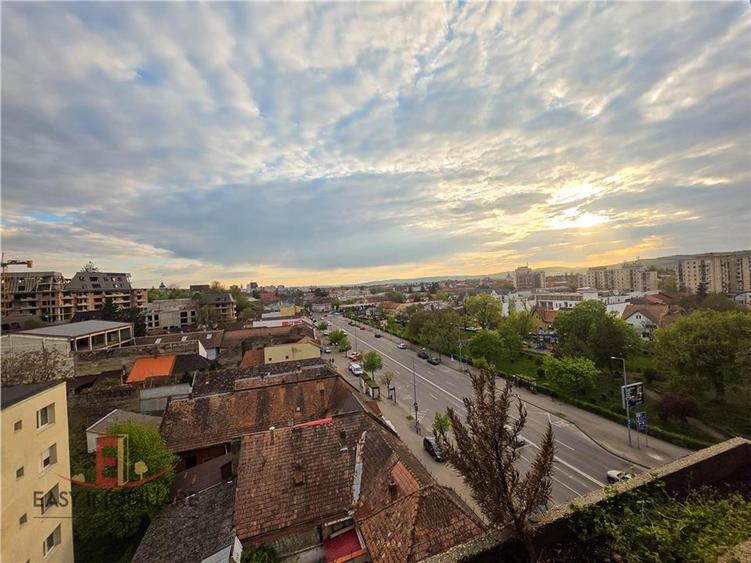Apartament cu 4 camere decomandat în Cornișa