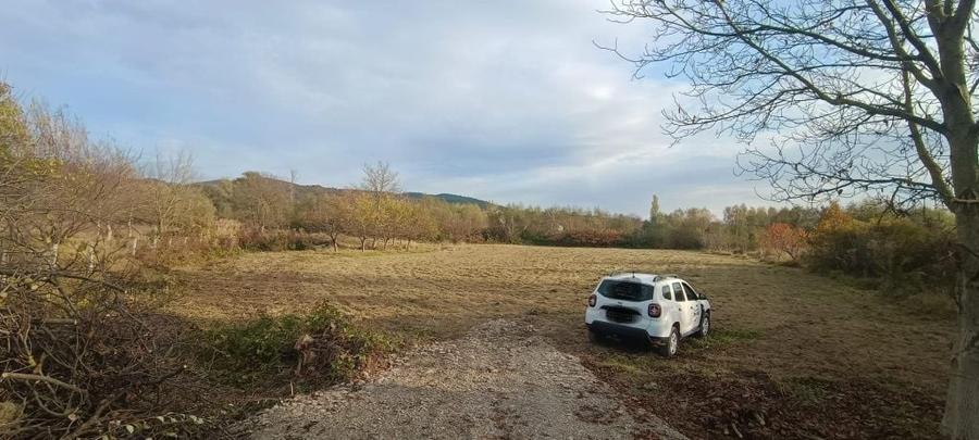 Parcele sau intreg Intabulat ,Intravilan cu Nr de Casa ,drum Privat 4600 mp - 7