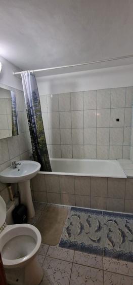Apartament cu 3 camere semidecomandat în Crângași