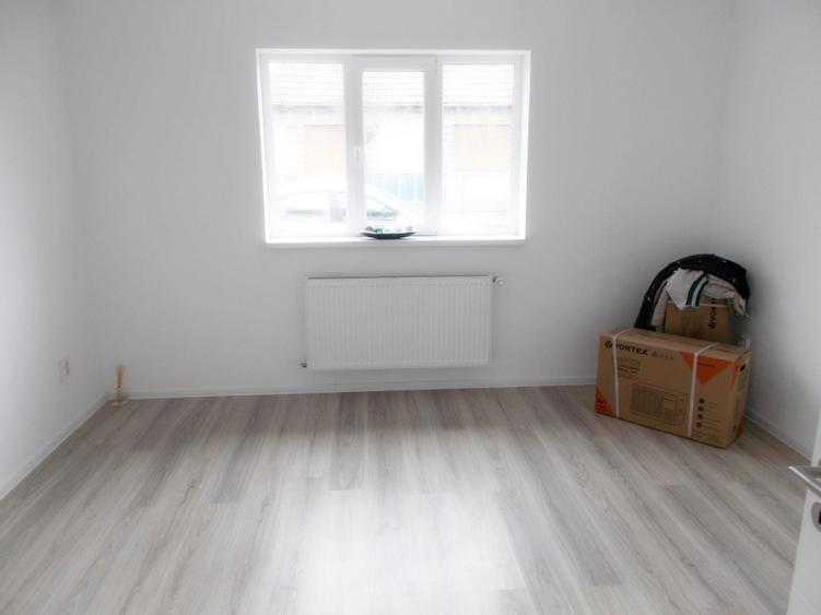 Duplex cu 4 camere cu Teren 235 Mp în Plopi