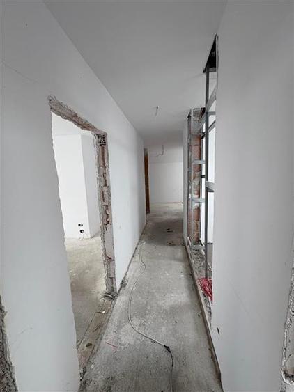 Apartament cu 4 camere semidecomandat în Aviației
