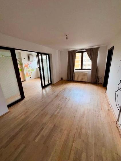 Apartament cu 4 camere semidecomandat în Crângași