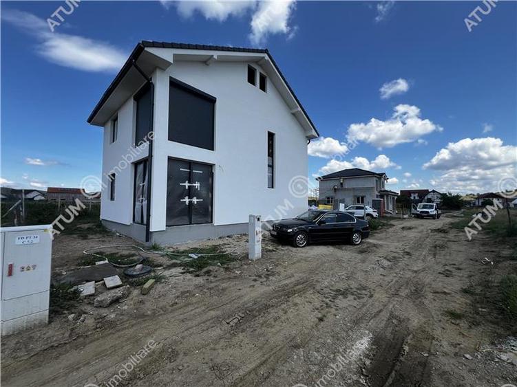 Casă individuală cu 4 camere cu Canalizare în Cristian