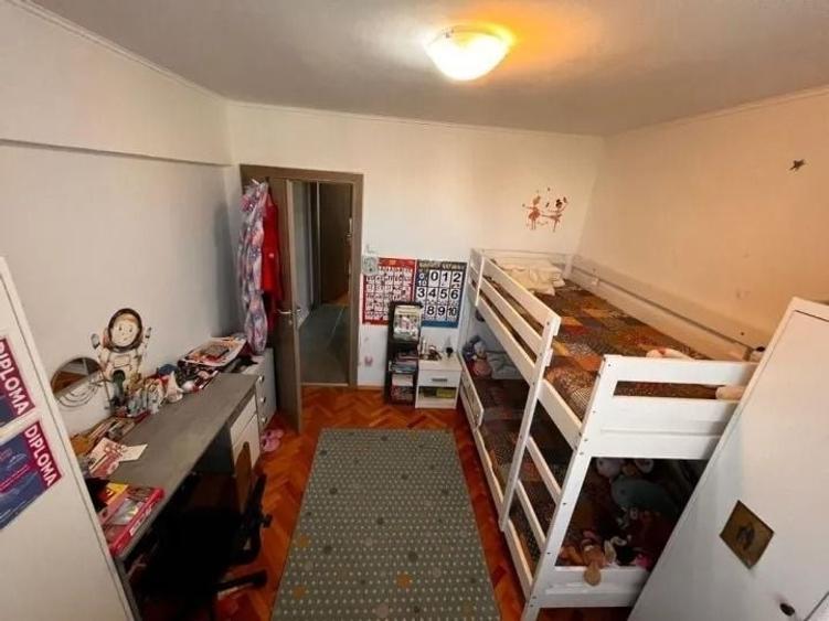 Apartament cu 3 camere semidecomandat, mobilat în Ștefan cel Mare