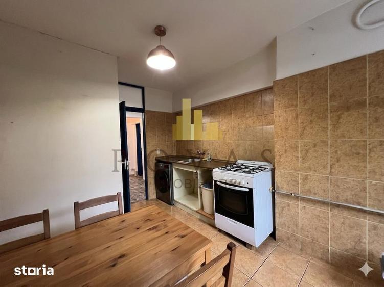 Apartament cu 3 camere semidecomandat în Rahova