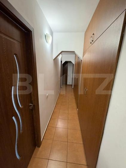Apartament cu 3 camere decomandat în Rovine