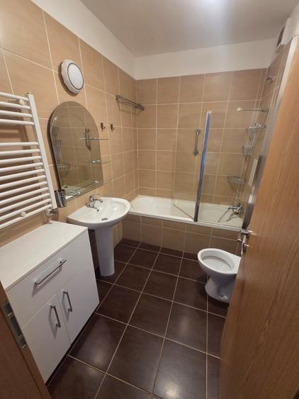 Apartament cu 3 camere decomandat, mobilat în Tei